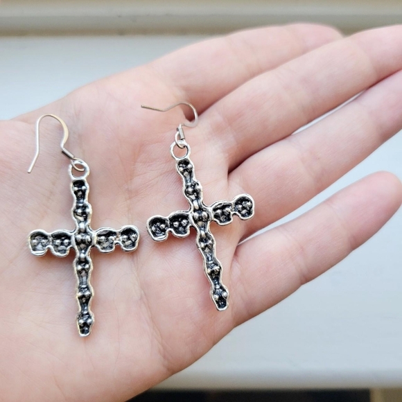 Pair of Silver Simple Classic Skull Skeleton Bones Cross Hook Drop Earrings - Picture 8 of 8